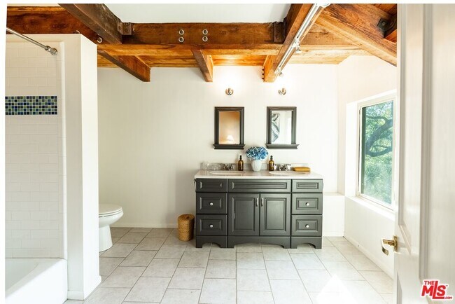 Building Photo - 21338 Colina Dr