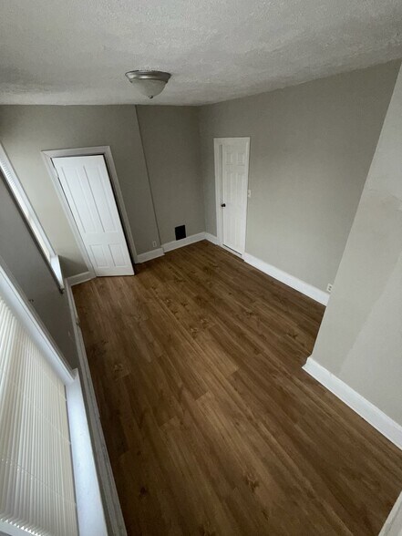 bedroom - 803 N DuPont St