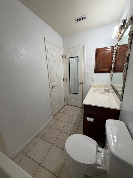 Building Photo - 2104 Paradise Dr