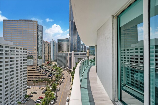 Building Photo - 950 Brickell Bay Dr