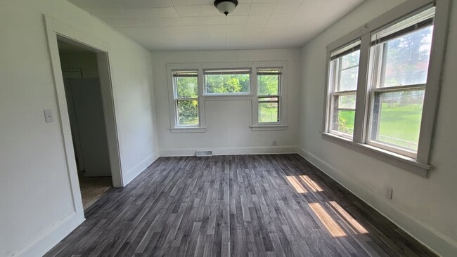 Building Photo - 513 N Sunset Ave