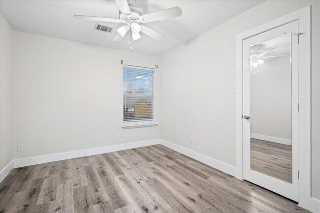 Building Photo - 158 Oak River Dr