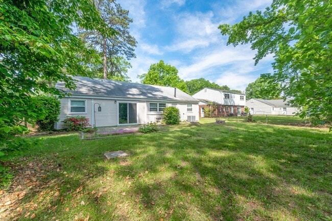 Building Photo - Move in Ready! Brick ranch home has 3 bedr...