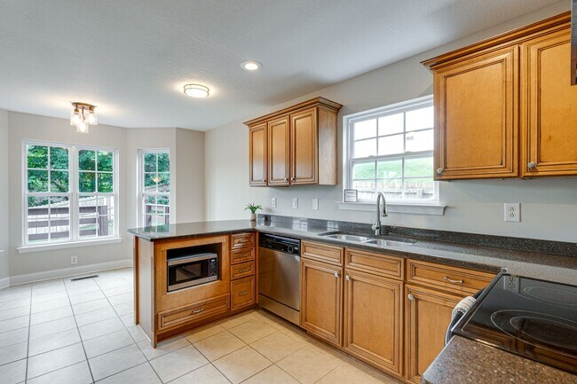 Building Photo - 3BR 2BA