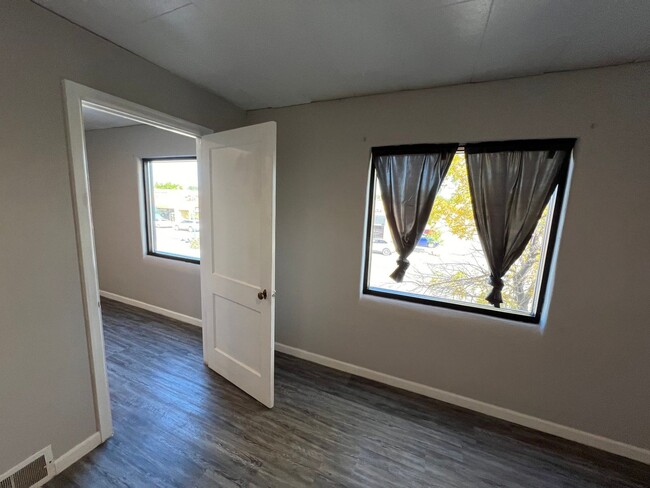 Building Photo - 2 Bedroom 1 Bath Private Apartment Above B...