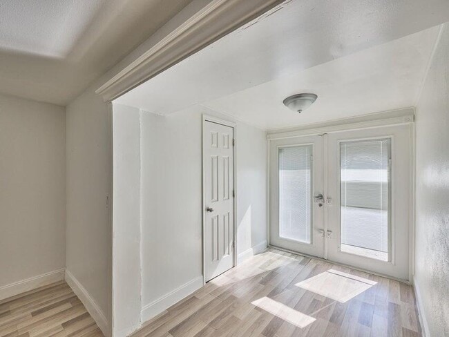 Building Photo - 2112 Longwood Rd