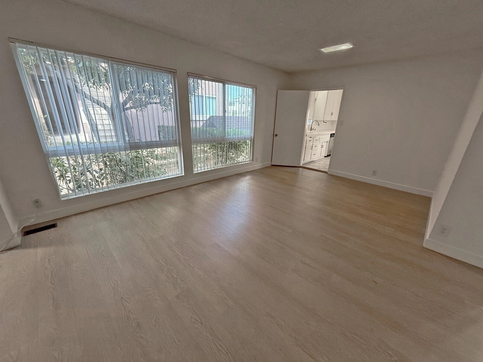 Building Photo - 833 S Plymouth Blvd