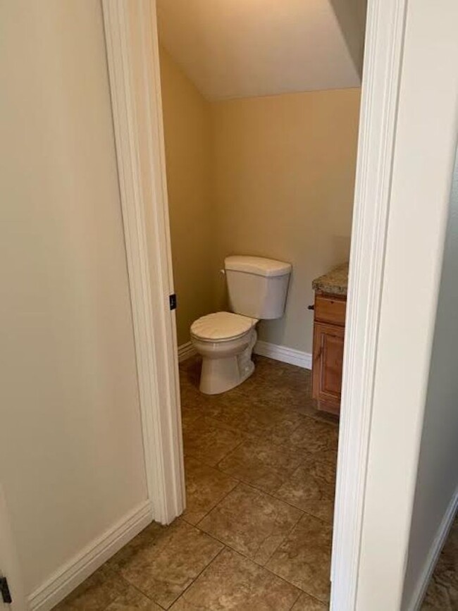 Building Photo - 3 Bed 2.5 Bath ROCK CREEK TOWNHOME in Rexb...