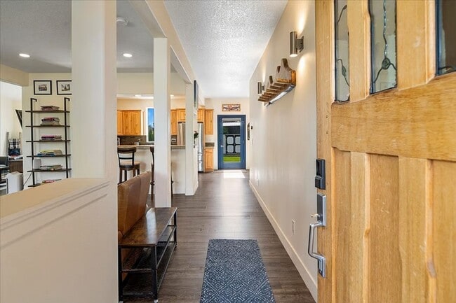 Building Photo - 1622 NW Rimrock Dr