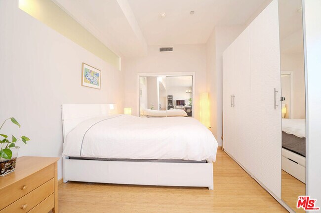 Building Photo - 1100 Wilshire Blvd