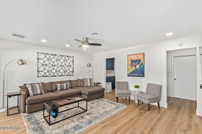 Building Photo - 5253 E Beck Ln