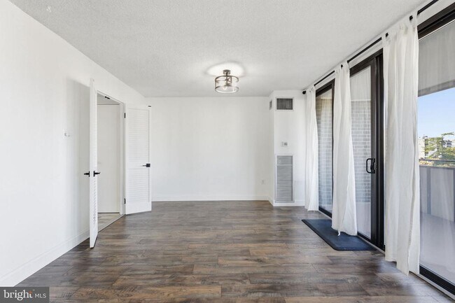 Building Photo - 250 S Reynolds St