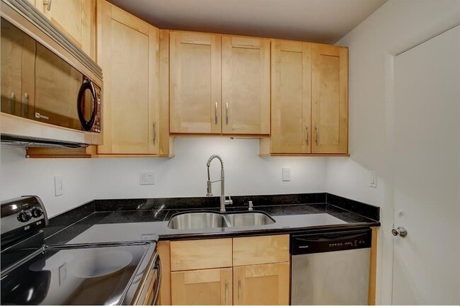 Building Photo - 3040 NE 16th Ave