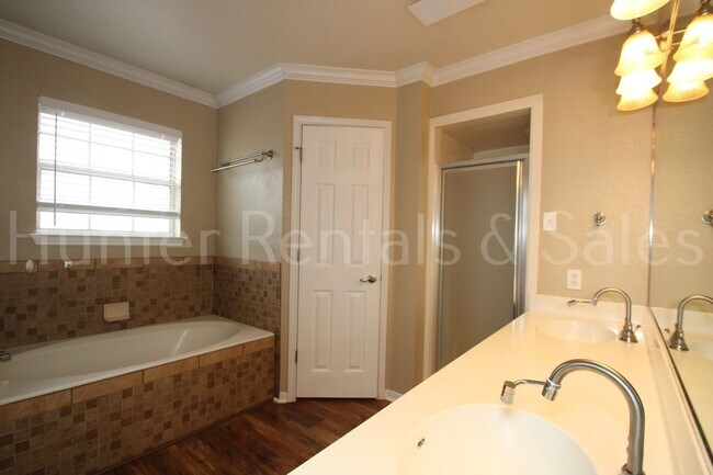 Building Photo - Walker Place Beauty