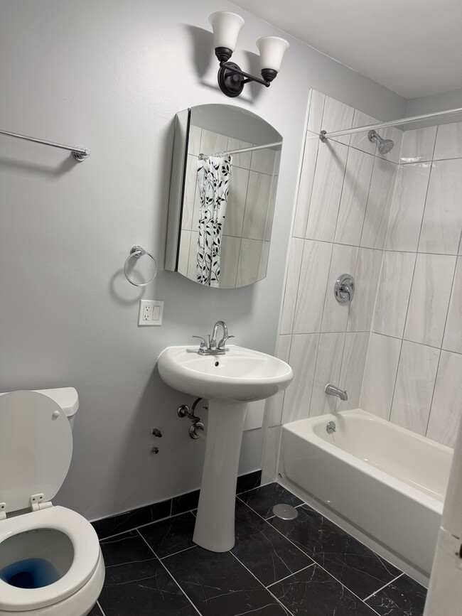 Building Photo - 2801 W Waveland Ave