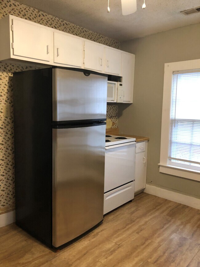 Building Photo - 716 Lucas St