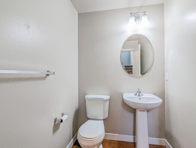 Building Photo - Beautiful 3 bed, 2.5 bath home with fully ...