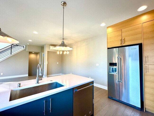 Building Photo - 2Bd/2.5Ba Kirkland Townhouse