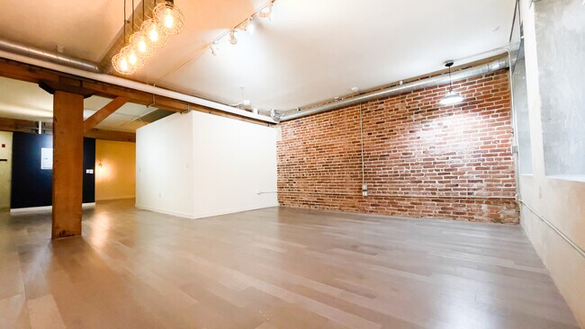 Building Photo - 527 Molino St