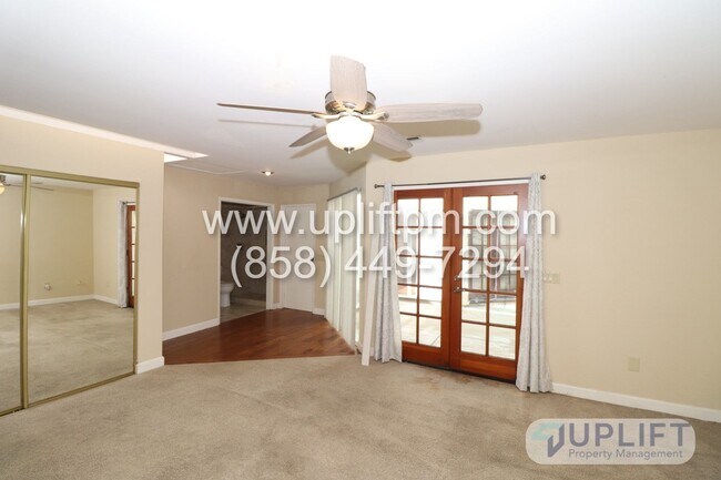 Building Photo - 3 Bed, 2 Bath House w/ 2-Car Garage, Priva...