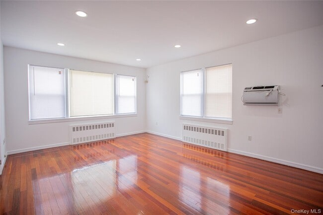 Building Photo - 540 E Chester St