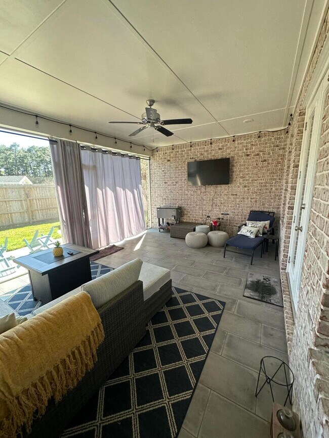 Building Photo - 613 Tulip Tree Way