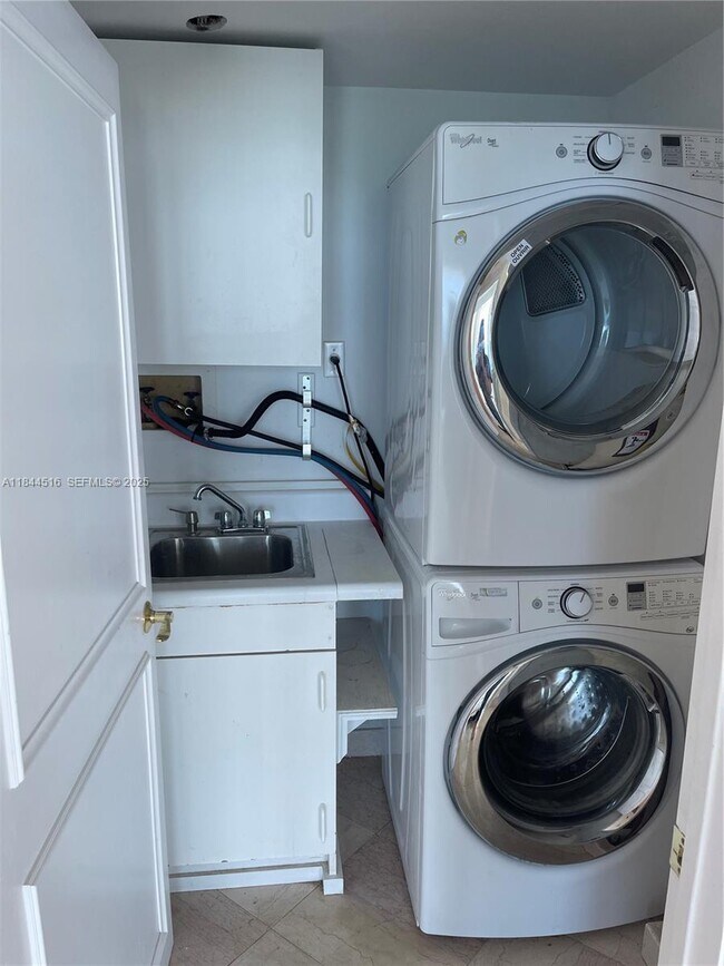 Building Photo - 5025 Collins Ave