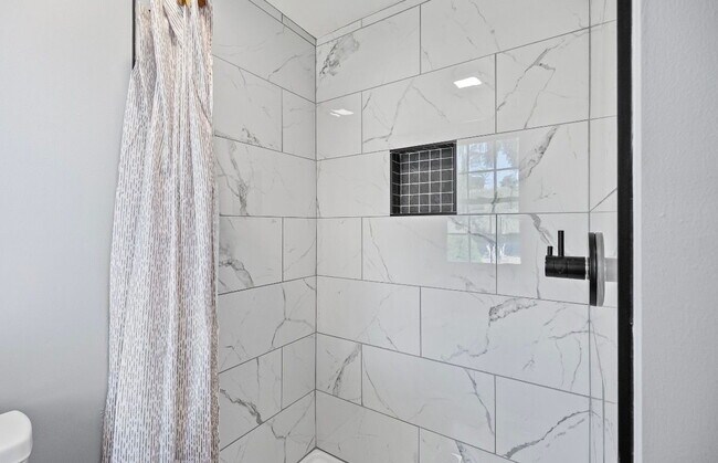 Building Photo - 3 Bed and 2 Bath Single Family Residence in Settlersway Lane