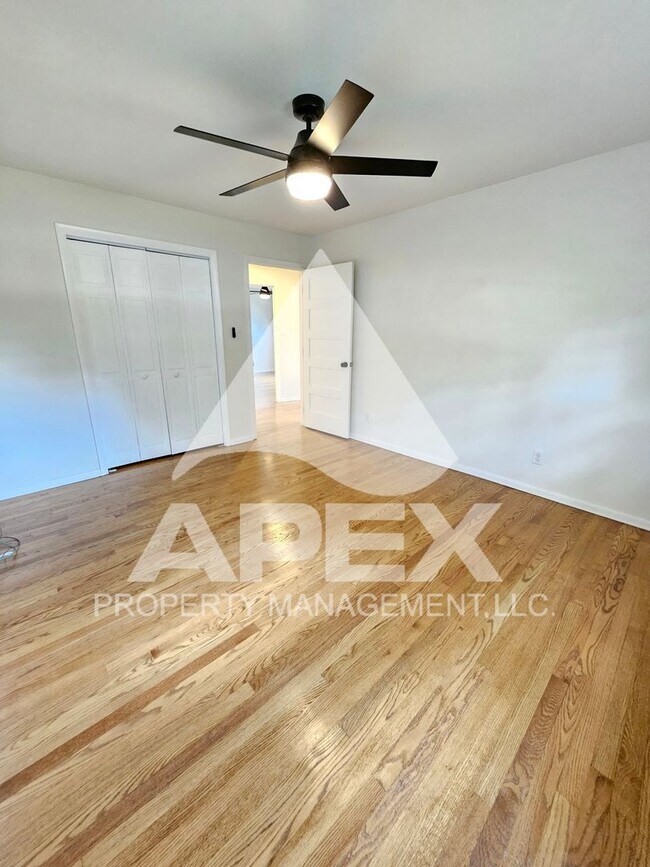 Building Photo - Renovated & Stunning - Single level Brick ...