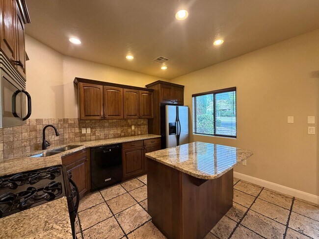 Building Photo - CHARMING TOWNHOME FOR RENT IN ST. GEORGE!