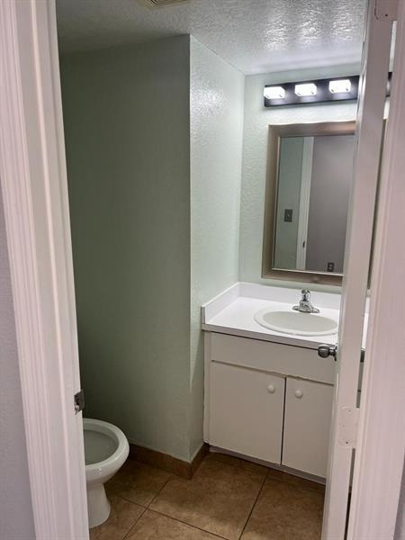 Building Photo - 319 NE 35th Ct