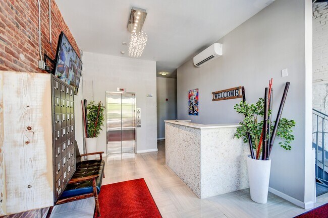 Building Photo - 231 E North Ave