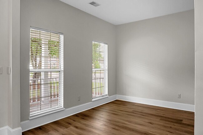 Building Photo - Gorgeous, 2 story, 4 BR, 2.5 BA Home with Fenced Yard near Magnolia Gardens