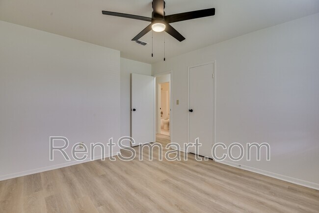 Building Photo - 4315 Parkwood Dr