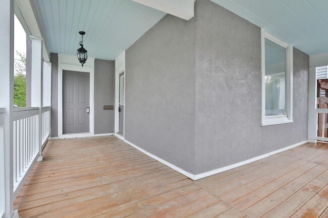 Building Photo - 628 E Whittier St