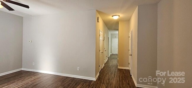 Building Photo - 2715 Meadow Knoll Dr