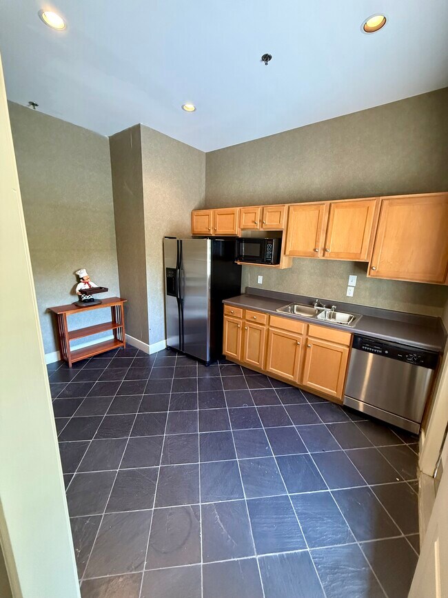 Building Photo - 270 Riverbend Dr