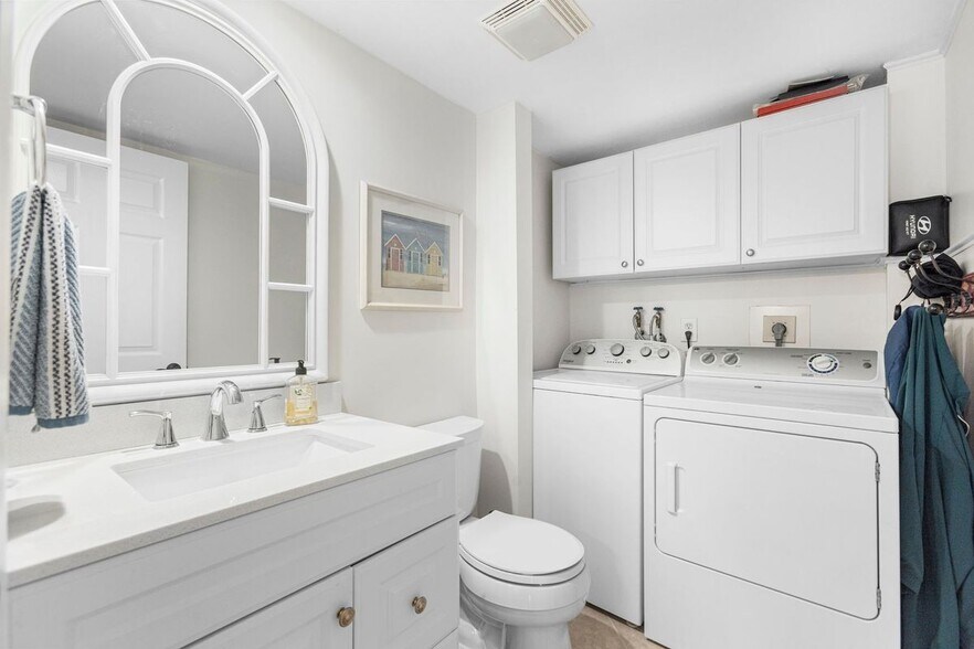 Building Photo - 5674 SE Riverboat Dr