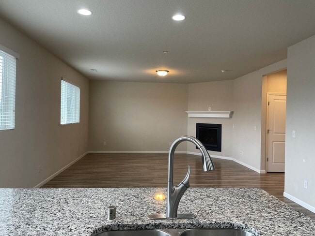 Building Photo - Beautiful 4 Bedroom 2.5 Bath Home Located ...