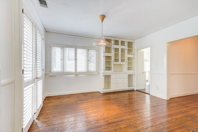 Building Photo - 556 Radcliffe Ave