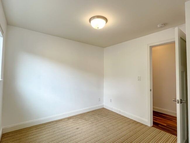 Building Photo - Waterfront 2bd/1bth Condo Downtown Kirklan...