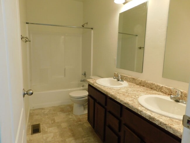 Building Photo - Condo Close to Shopping