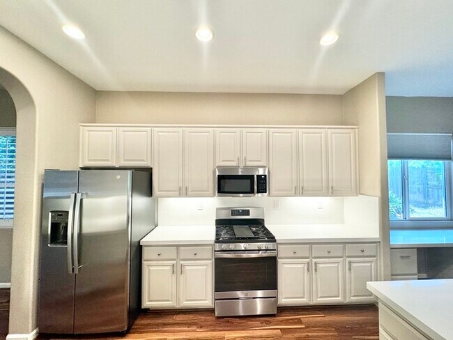 Building Photo - Stunning 3-bedroom 3-bathroom home in Yank...