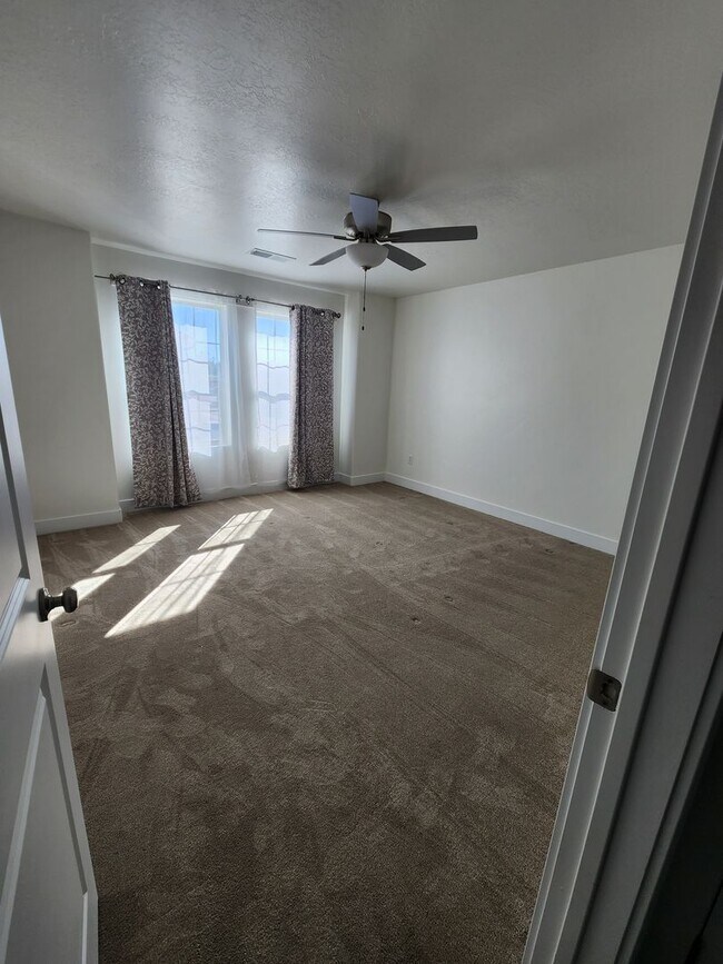Building Photo - Beautiful Modern Townhome with Spacious La...