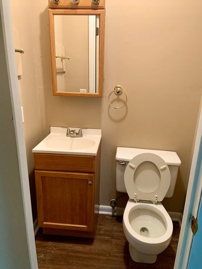 Building Photo - 3 Bed/1.5 Bath House