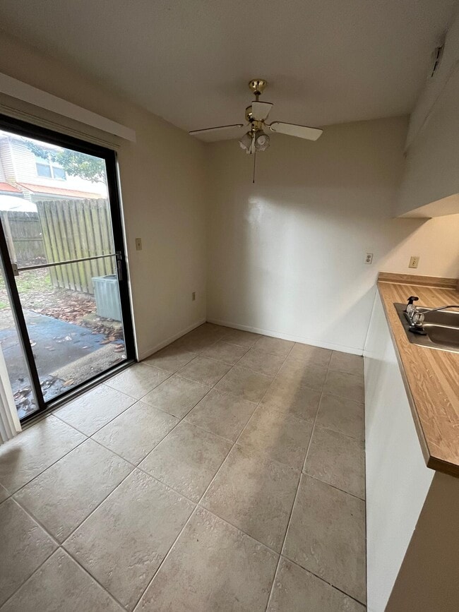 Building Photo - 159 Scottwood Dr SE