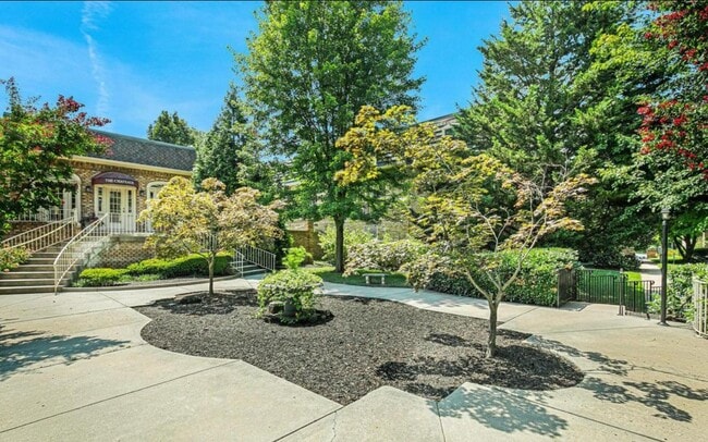 Building Photo - 3109 Patrick Henry Dr