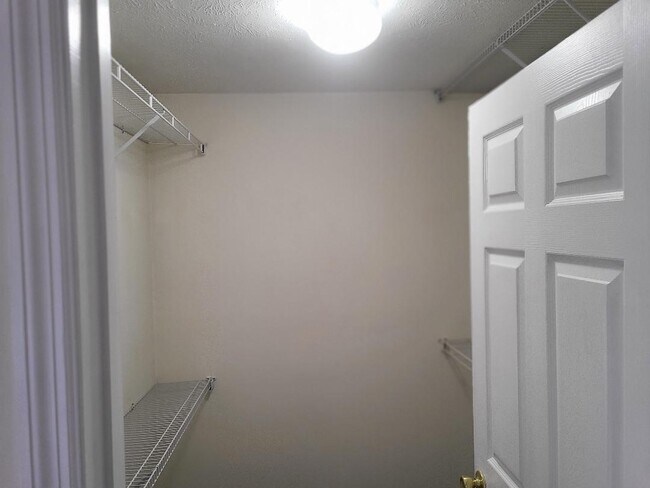 Walk-in Closet - 1526 Old Oak Ln