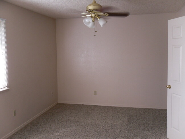 Building Photo - CONDO READY FOR MOVE IN!