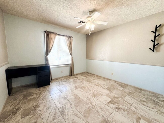 Building Photo - "Charming 3-Bed Oasis with 2 Baths and 170...
